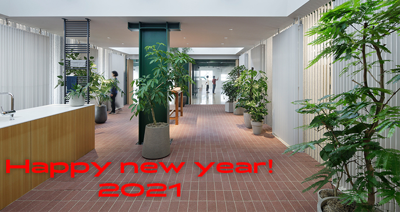 ピーエスの色んなヒーターが装備されていて植物が置いてある広い部屋の写真に『Happy new year!2021』と書いてある。